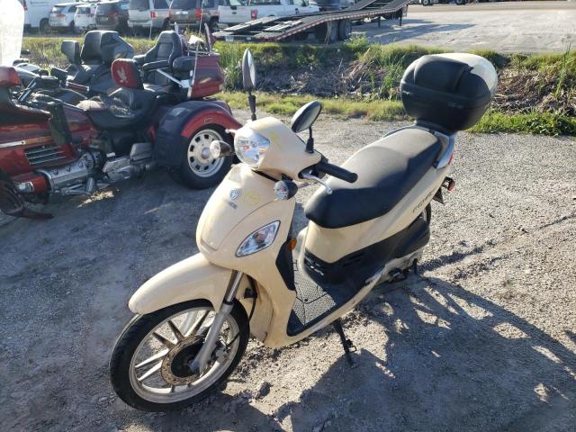 RFGBS1D01HXAE0430 - 2017 VESPA SCOOTER TAN photo 2