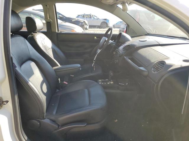 3VWPW3AG0AM008802 - 2010 VOLKSWAGEN NEW BEETLE WHITE photo 5