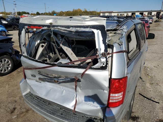 2A8HR54P68R737940 - 2008 CHRYSLER TOWN & COU SILVER photo 9