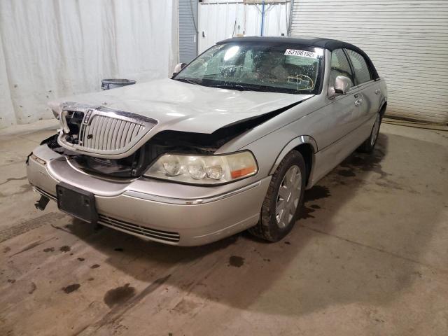 1LNHM83W74Y625567 - 2004 LINCOLN TOWN CAR U SILVER photo 2