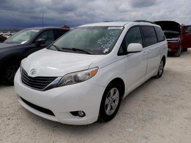 5TDKK3DC8DS326463 - 2013 TOYOTA SIENNA LE WHITE photo 2