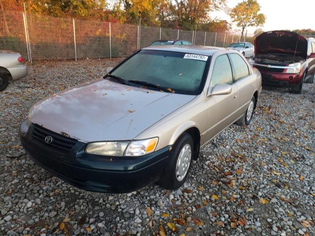 4T1BG22KXWU381366 - 1998 TOYOTA CAMRY CE GOLD photo 2