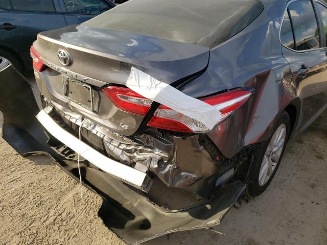 4T1C11AK5LU961184 - 2020 TOYOTA CAMRY LE GRAY photo 9