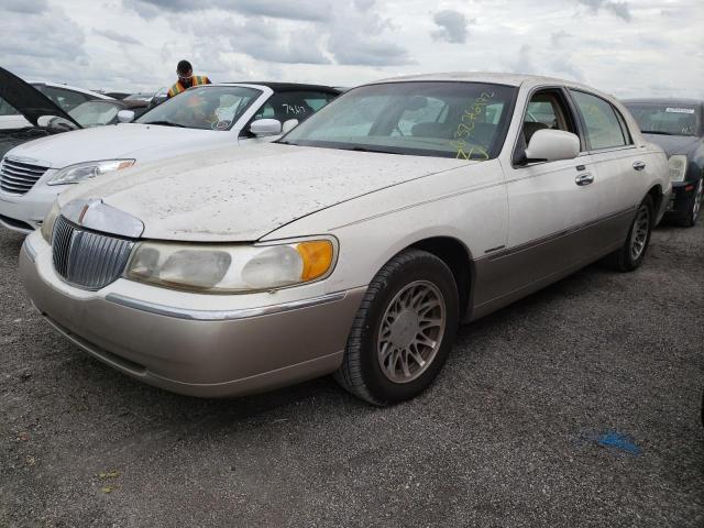 1LNHM82W81Y706834 - 2001 LINCOLN TOWN CAR S WHITE photo 2