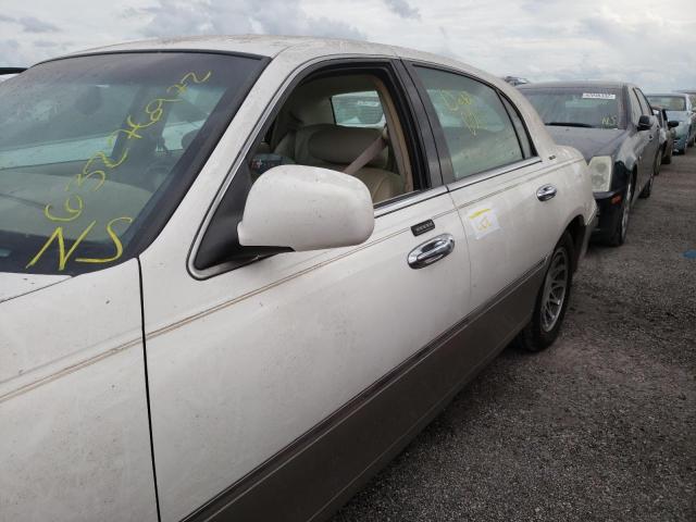 1LNHM82W81Y706834 - 2001 LINCOLN TOWN CAR S WHITE photo 9