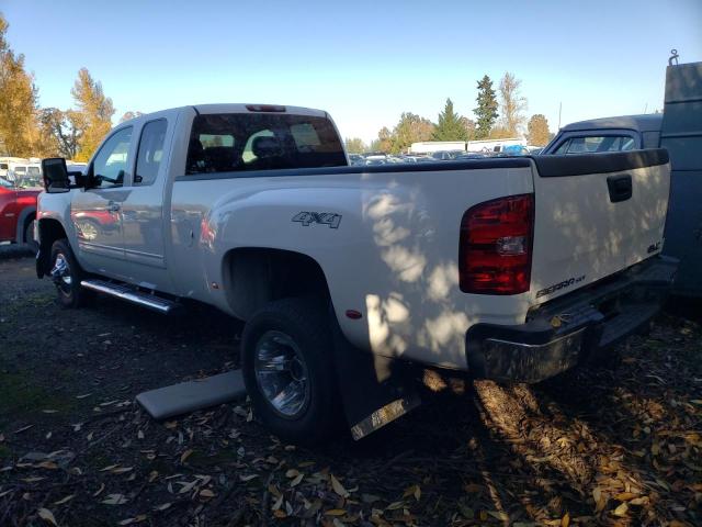 1GTJK39638E135303 - 2008 GMC SIERRA K35 WHITE photo 2