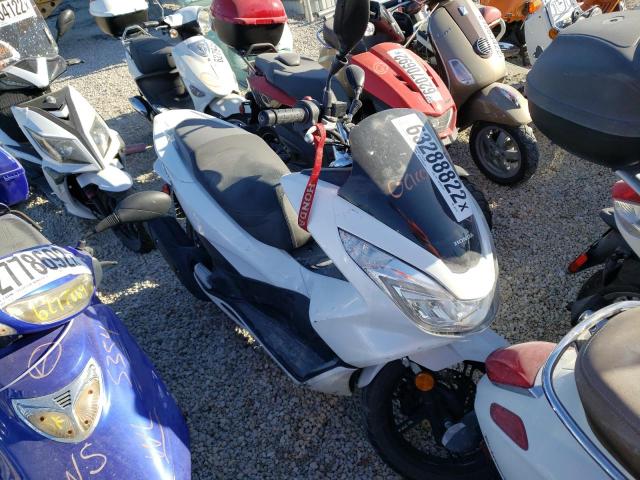 RLHKF1806FY001116 - 2015 HONDA PCX 150 WHITE photo 1