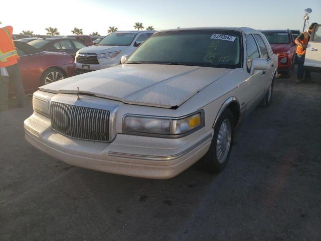 1LNLM83W5TY677689 - 1996 LINCOLN TOWN CAR C WHITE photo 2