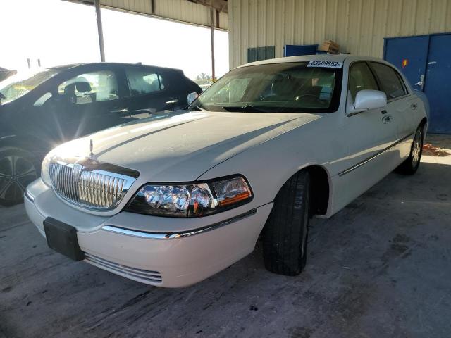 1LNHM83W44Y638082 - 2004 LINCOLN TOWN CAR U WHITE photo 2