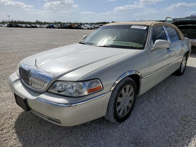 1LNHM83V57Y601022 - 2007 LINCOLN TOWN CAR D SILVER photo 2