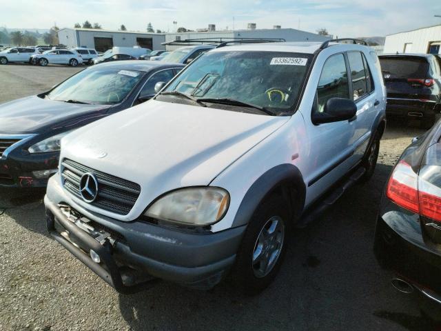 4JGAB54E3WA015267 - 1998 MERCEDES-BENZ ML 320 WHITE photo 2