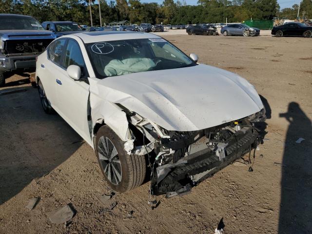 1N4BL4DV4MN420369 - 2021 NISSAN ALTIMA SV WHITE photo 1