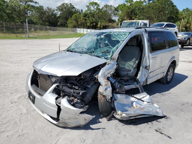 2A4RR5D1XAR422033 - 2010 CHRYSLER TOWN & COU SILVER photo 2