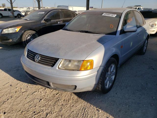 WVWMD63B5WE441401 - 1998 VOLKSWAGEN PASSAT GLS SILVER photo 2