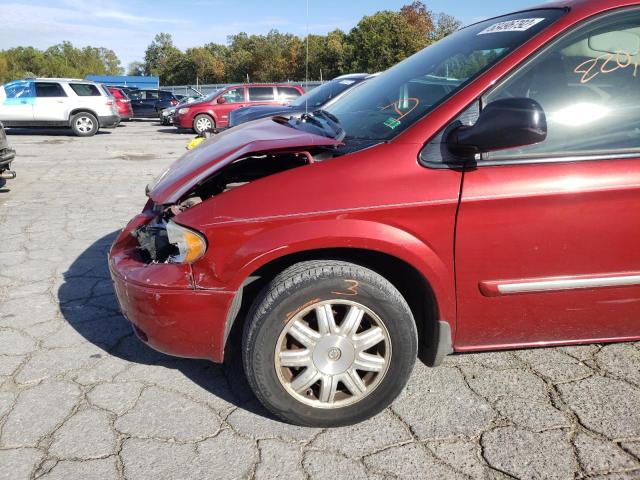 2C4GP54L15R413036 - 2005 CHRYSLER TOWN & COU RED photo 9