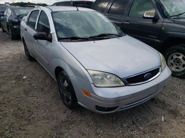 1FAHP34N86W253651 - 2006 FORD FOCUS ZX4 SILVER photo 1