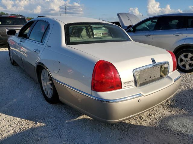 1LNHM82W03Y623689 - 2003 LINCOLN TOWN CAR S WHITE photo 3