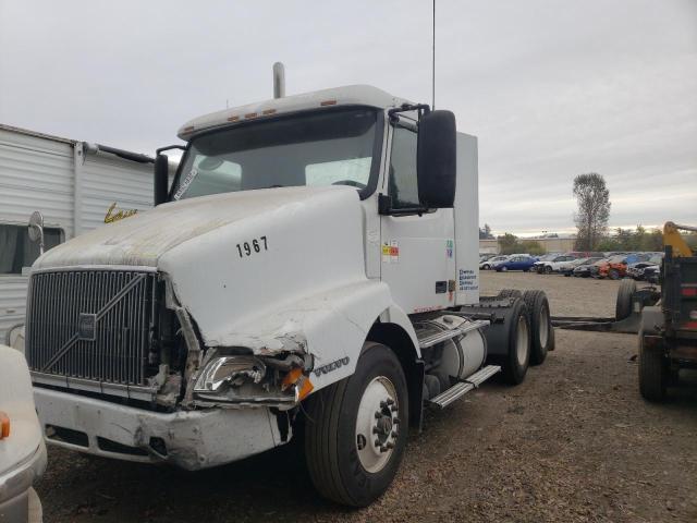 4V4MD2RH8YN251247 - 2000 VOLVO VN WHITE photo 2