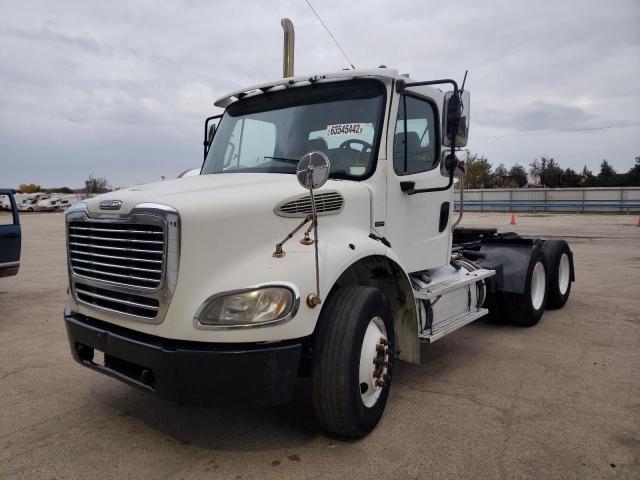 1FUJC5CV25HU82830 - 2005 FREIGHTLINER M2 112 MED WHITE photo 2