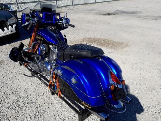 56KTREAAXJ3359065 - 2018 INDIAN MOTORCYCLE CO. ROADMASTER BLUE photo 3