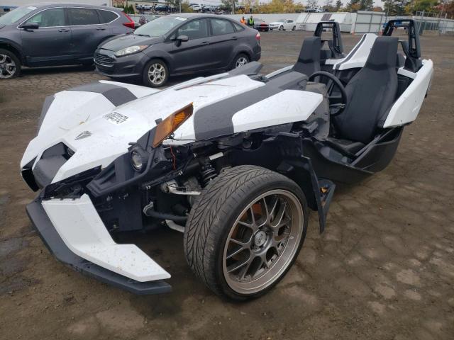 57XAASFA7K8133167 - 2019 POLARIS SLINGSHOT WHITE photo 2