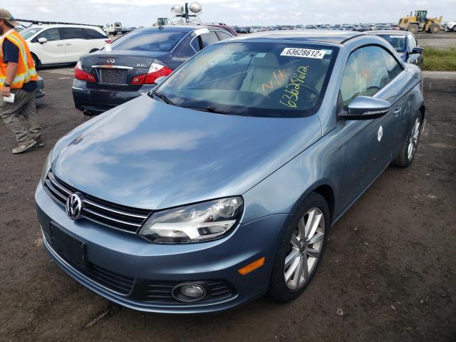 WVWBW8AH3DV000299 - 2013 VOLKSWAGEN EOS KOMFOR ნაცრისფერი ფოტო 2