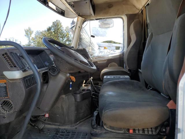 4V5K99EH5GN959988 - 2016 VOLVO VHD WHITE photo 5