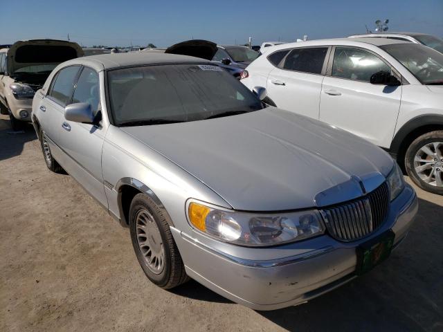 1LNFM83W5WY659825 - 1998 LINCOLN TOWN CAR C GRAY photo 1