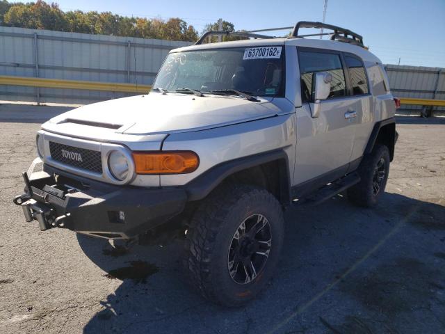 JTEBU11F570047486 - 2007 TOYOTA FJ CRUISER SILVER photo 2