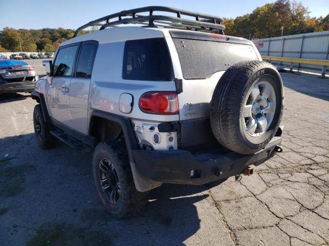 JTEBU11F570047486 - 2007 TOYOTA FJ CRUISER SILVER photo 3