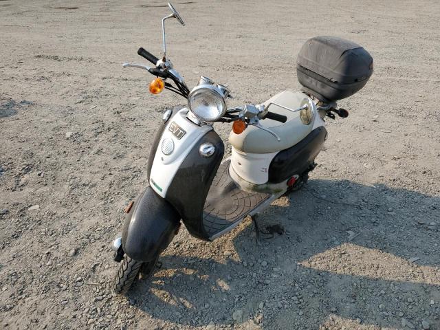 RF8BC80068P000143 - 2008 EVT VESPA WHITE photo 2