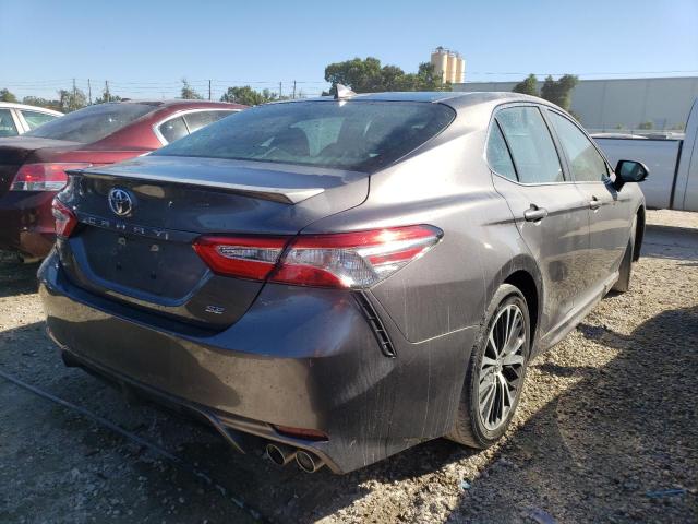 4T1G11AK3LU926144 - 2020 TOYOTA CAMRY SE GRAY photo 4