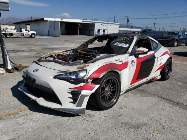 JF1ZNAA18J8700671 - 2018 TOYOTA 86 WHITE photo 2