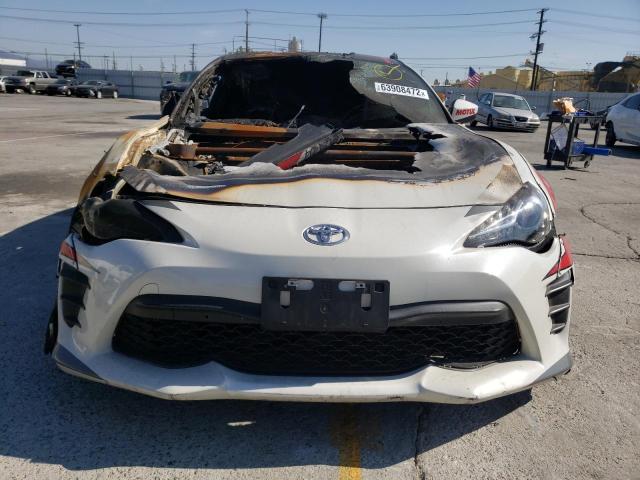 JF1ZNAA18J8700671 - 2018 TOYOTA 86 WHITE photo 9