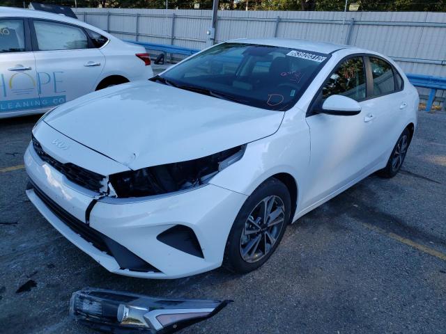 3KPF24AD3NE451760 - 2022 KIA FORTE FE WHITE photo 2