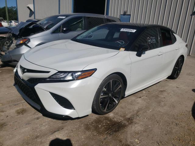 4T1BZ1HK2JU011341 - 2018 TOYOTA CAMRY XSE WHITE photo 2