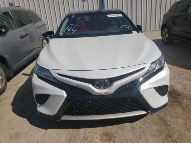 4T1BZ1HK2JU011341 - 2018 TOYOTA CAMRY XSE WHITE photo 9