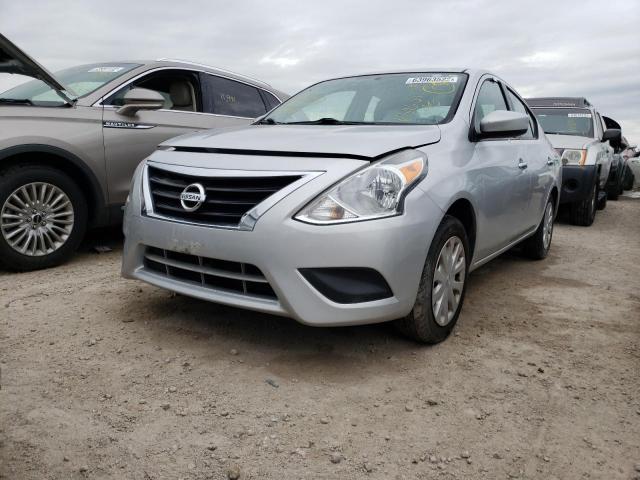 3N1CN7AP2JK391748 - 2018 NISSAN VERSA S SILVER photo 2