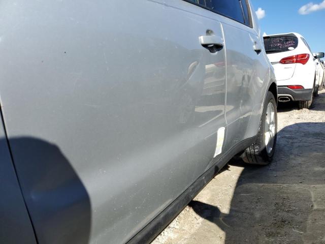 KNDJN2A26J7614416 - 2018 KIA SOUL SILVER photo 9