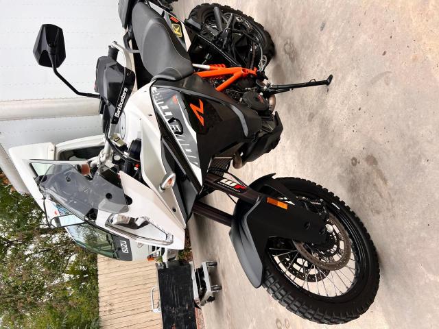 VBKV29407EM902366 - 2014 KTM 1190 ADVEN WHITE photo 2