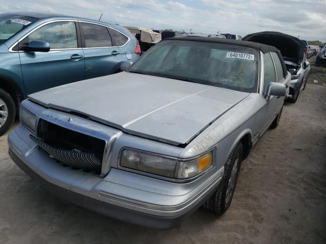 1LNLM82WXVY700095 - 1997 LINCOLN TOWN CAR S SILVER photo 2