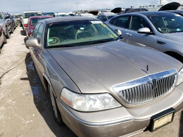 1LNHM82W53Y685265 - 2003 LINCOLN TOWN CAR S BEIGE photo 1