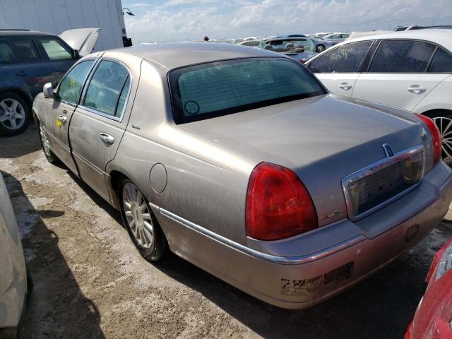 1LNHM82W53Y685265 - 2003 LINCOLN TOWN CAR S BEIGE photo 3