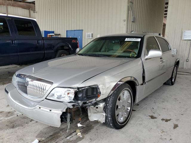 1LNHM83W84Y682991 - 2004 LINCOLN TOWN CAR U SILVER photo 2