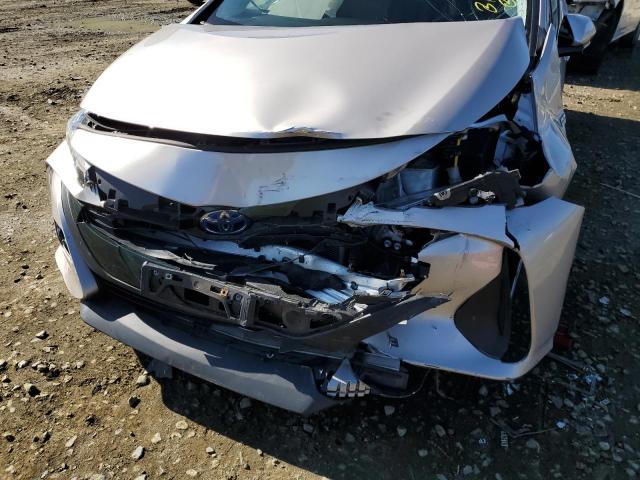 JTDKARFP3J3077573 - 2018 TOYOTA PRIUS PRIM 银色 照片 9