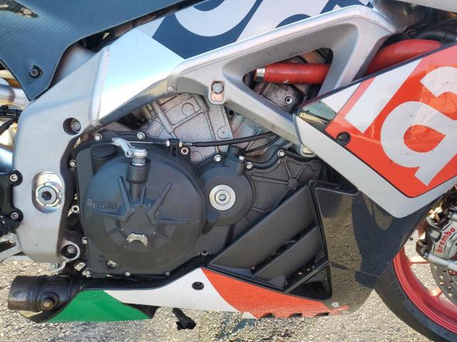 ZD4RKUB07GS000750 - 2016 APRILIA RSV4 RF TWO TONE photo 7