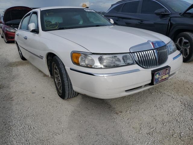 1LNHM82W82Y621476 - 2002 LINCOLN TOWN CAR S WHITE photo 1