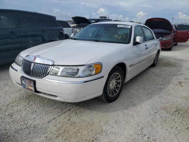 1LNHM82W82Y621476 - 2002 LINCOLN TOWN CAR S WHITE photo 2