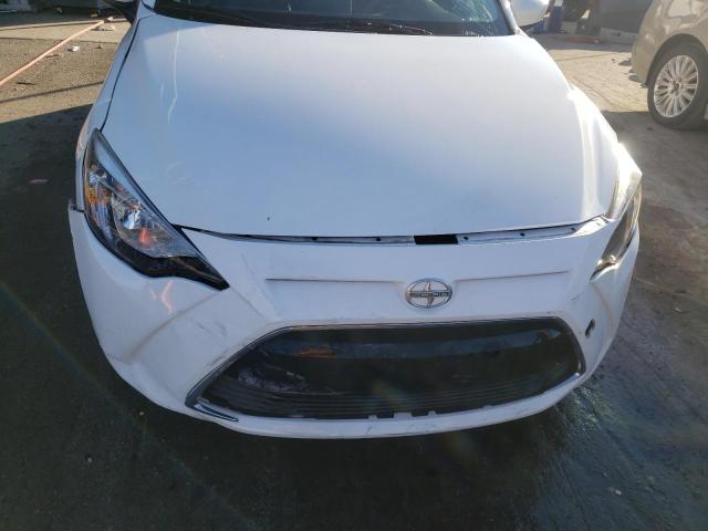 3MYDLBZV4GY122977 - 2016 TOYOTA SCION IA WHITE photo 9