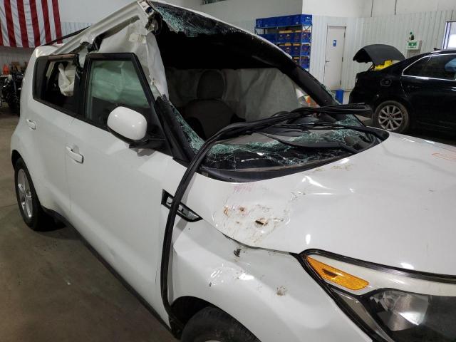 KNDJN2A23F7795546 - 2015 KIA SOUL WHITE photo 9